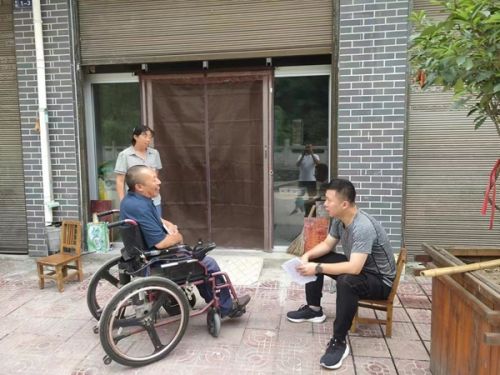 逐户走访，尽快了解村情民情