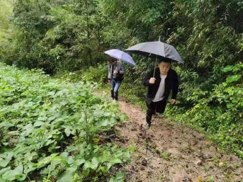 汛情期间前往农户家中排查险情
