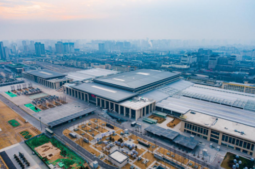 2021年12月31日，陕西西安，西安站改扩建工程全面建成投用后在朝阳映衬下宏伟庄重。（刘翔 摄）
