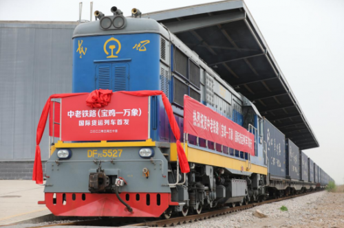 2022年3月30日，陕西首趟中老铁路国际货运列车开行。图为列车即将从国铁西安局宝鸡阳平物流基地发车。（冉兴杰 摄）