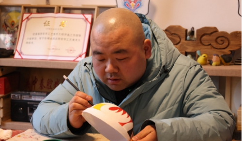 “我叫陈耀武，是陕西省非物质文化遗产关中秦腔戏剧脸谱项目传承人，从事秦腔脸谱绘制，已有22年。”陈耀武说。