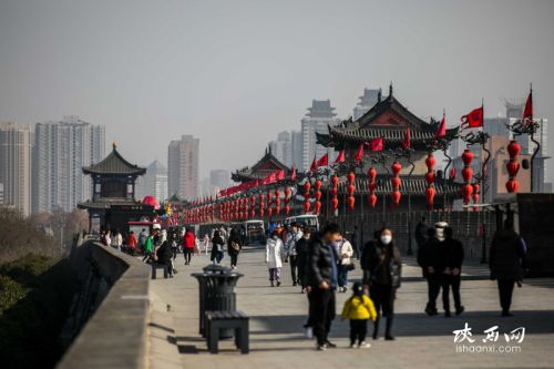 古城墙灯会是西安年味最浓的地方之一，游走于城墙之上，慢步在花灯展区，熠熠生辉的花灯使这古老的城墙焕发出别具一格的古韵华章，各式各样的花灯尽显风采。