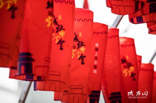 目前，灯会正在紧锣密鼓的筹备中，形态各异的花灯蕴藏着祝福，排列在西安城墙景区，开启古城西安的春节时刻。