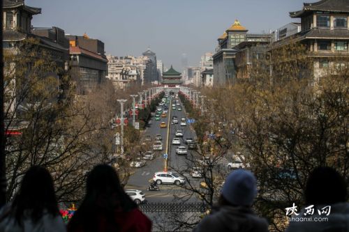 从元旦假期开始，来自全国四面八方的游客汇聚大唐不夜城，沉醉于恢弘绮丽的大唐风情。