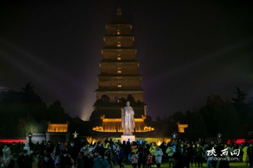 新年将至，位于西安美术馆的中国年文化馆吸引了不少参观者。大家在悠扬的琴乐声中，走入“年节“的历史长河中。