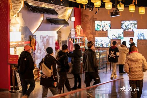 中国年文化馆以腊八为开始，从忙年的备、过年的拜、辞年的闹三个不同的年俗章节让大家回忆起除尘、赶集、蒸馍、除夕、破五、元宵等年味每一段光影，每一张年画、每一个展陈。