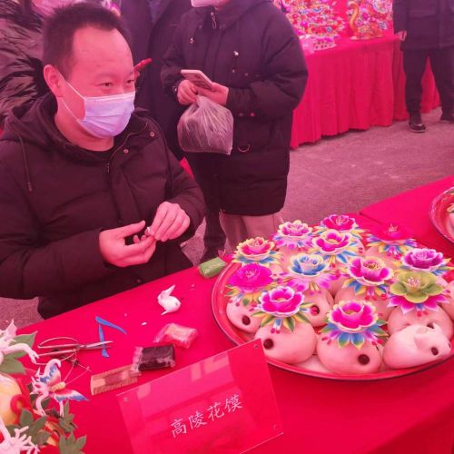 年货大集上非遗艺人正在展示高陵花馍的制作工艺。 新华社记者姜辰蓉 摄