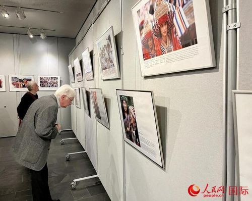 德国民众参观《民族盛装》图片展。人民网记者 张慧中摄