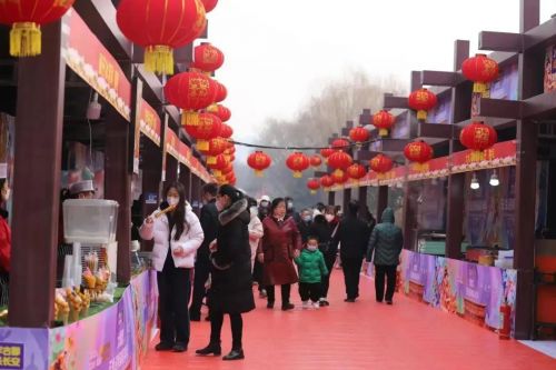 大明宫国家遗址公园，美食集市近百个摊位香气飘远，让人垂涎欲滴，吸引了大批游客。（央广网发 曲江新区供图）