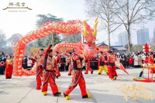 兴庆宫公园，舞龙锣鼓等社火表演接连上演，为游客还原记忆里的年味，现场同时与游客趣味互动，热闹非凡。（央广网发 曲江新区供图）