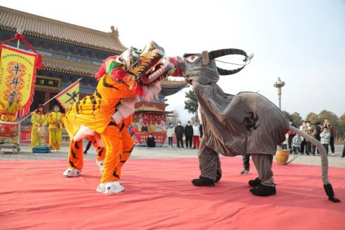 楼观生态文化旅游景区，无极混沌广场连续上演了非遗《牛斗虎》、舞龙、锣鼓、武术等精彩节目，观众纷纷拍手叫好。（央广网发 曲江新区供图）