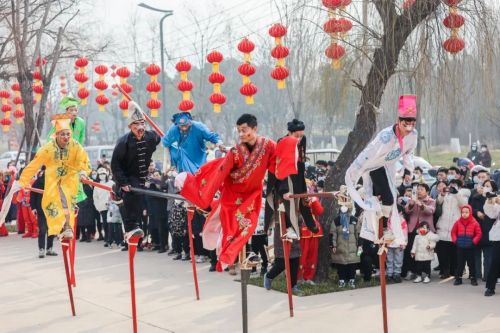 汉长安城未央宫国家考古遗址公园，一排排喜庆的大红灯笼挂在路旁，不远处传来的锣鼓声，还有秧歌、旱船、踩高跷等民俗表演，直接将新春氛围感拉满。（央广网发 曲江新区供图）