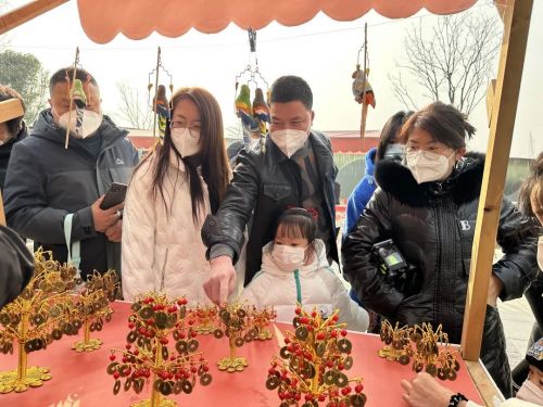西安渼陂湖水系生态文化区，多样且独特的非遗美食与文创让人眼花缭乱，还有互动性极强的画桃符、剪窗花等活动，营造出关中味满满的传统新年。（央广网发 曲江新区供图）