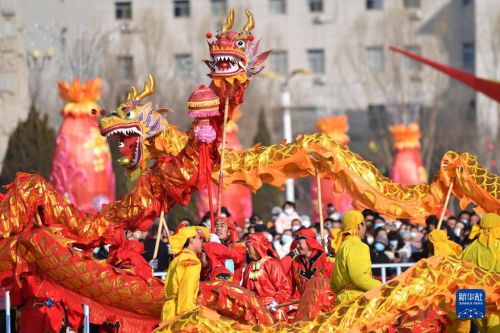 2月5日，在甘肃省白银市举办的社火展演上，民间社火队的演员进行舞龙表演。新华社记者 陈斌 摄