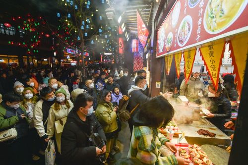 1月28日，游客在南京市夫子庙景区排队购买特色美食。新华社发（方东旭 摄）