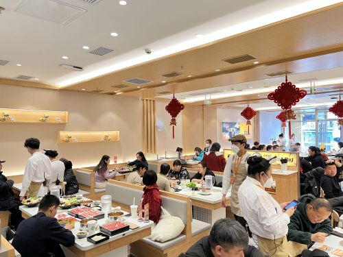 2月4日，北京呷哺呷哺一家门店坐满了客人。（受访者供图）