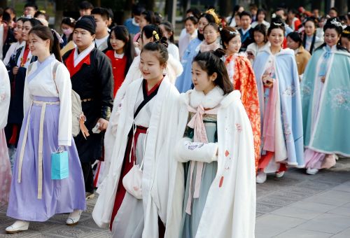 身穿汉服的时尚潮流（图片来源：新华网）