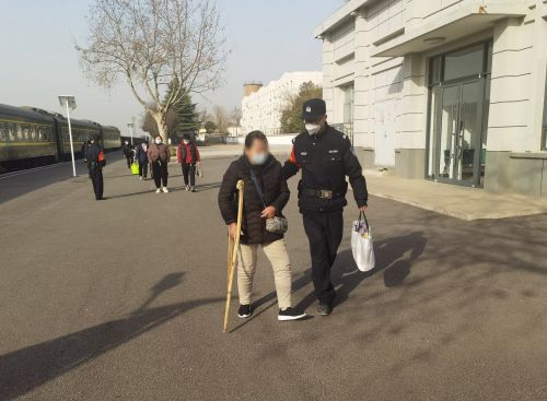 刘警官帮助行动不便旅客出站