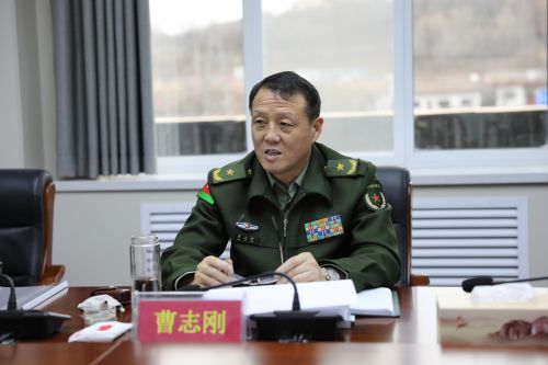曹副司令员在座谈会上指导征兵工作