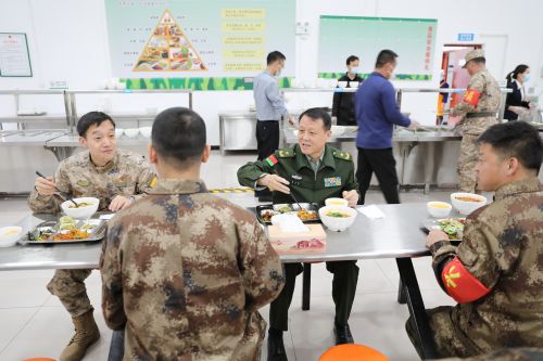 曹副司令员与预定新兵和交谈