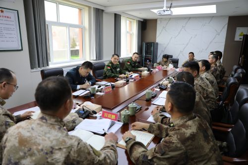 在民兵训练基地召开座谈会