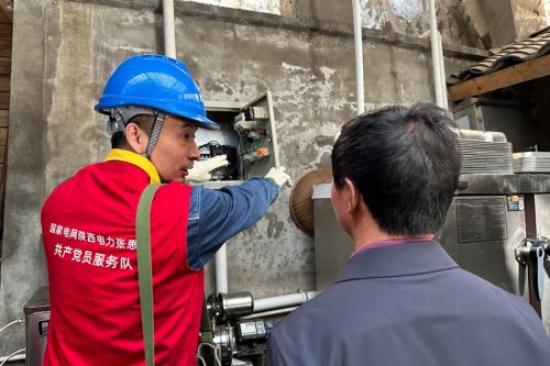 刘立勇检查开关盒