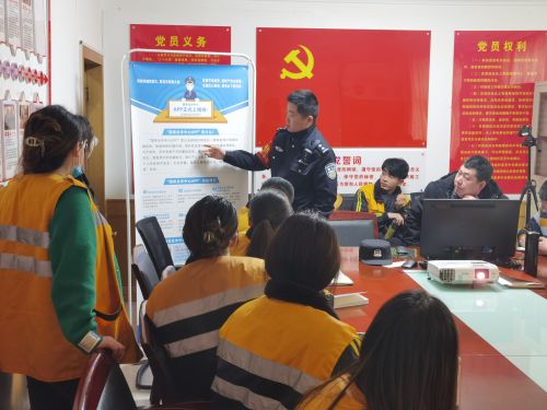 蒲城所民警指导职工下载国家反诈中心APP