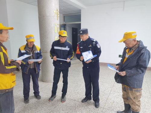 与职工面对面讲解反诈知识