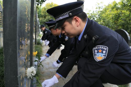 致敬英烈，安康铁警开展清明缅怀活动 (1)