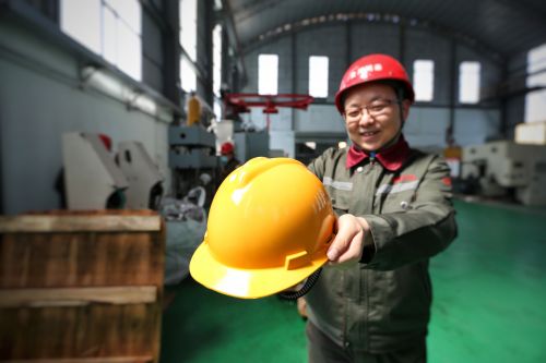 陕西省鸿泰元和镁业有限公司 生产的镁合金安全帽 吕晓慧摄