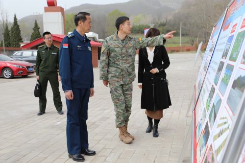 谢杰在民兵训练基地检查调研