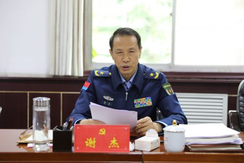 省军区副政委谢杰讲评