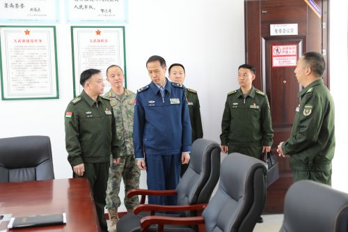 谢杰在王益区人武部检查调研