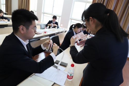 石泉农商银行:抓好服务谋发展