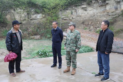 在瑶曲镇调研复转军人雷中朝养殖产业