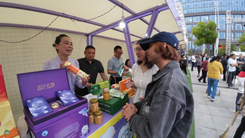 镇坪农特产品走俏市场 (2)