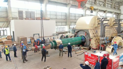 中国能建建筑集团常乐百万：3号机组发电机转子穿装一次成功 (1)