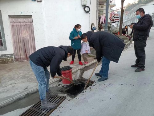 余顺刚疏通辖区下水道