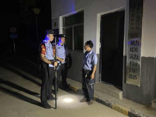 民警开展站区治安夜查