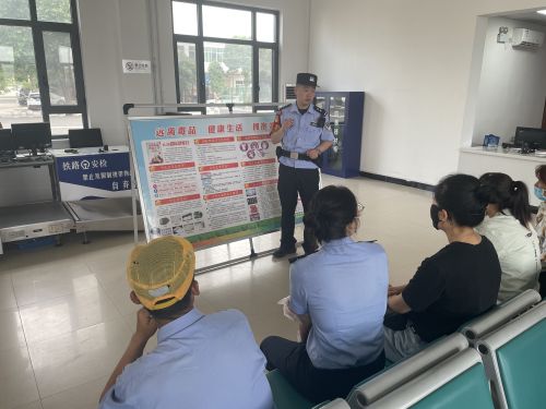 民警对乘车旅客开展法制宣传