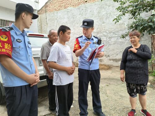 民警对沿线群众开展铁路安全法制宣传