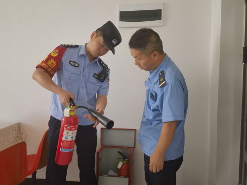 民警前往铁路内部单位开展消防安全检查