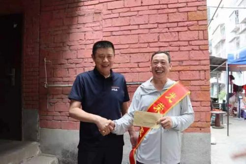 汉滨区老城街道:开展“八一”建 (1)