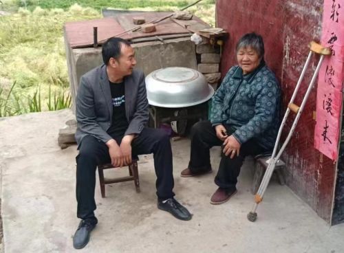 当好群众的贴心人 (1)
